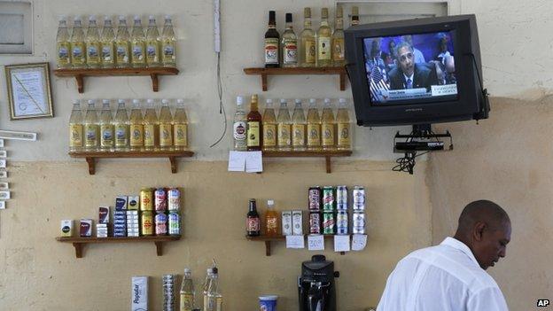 Havana bar with TV showing Castro-Obama meeting, 11 April 2015