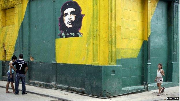 Mural of Che Guevara on a Havana street corner