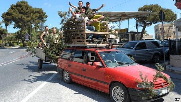 Maltese hunters celebrate the result of the referendum on hunting (12 April 2015)