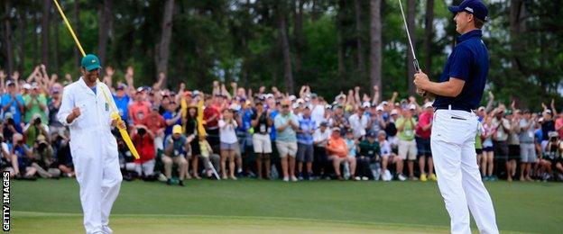 Jordan Spieth holes a putt