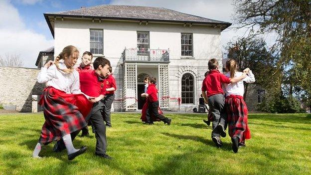 Plant ysgol yn perfformio dawns draddodiadol yng ngerddi'r castell, cartref yr Eisteddfod Genedlaethol