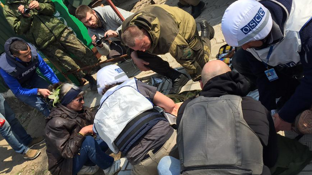 An injured journalist is treated in Shyrokyne. Photo: 14 April 2015