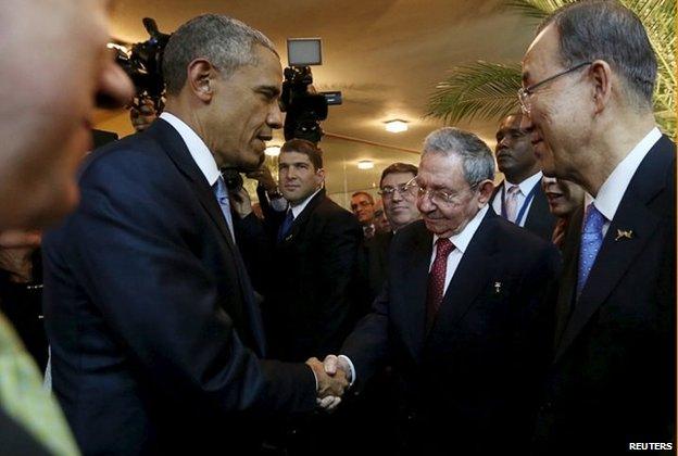 US President Barack Obama (left) and his Cuban counterpart Raul Castro shake hands as UN Secretary General Ban Ki-moon (right) looks on