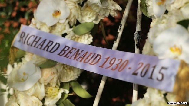 Tributes at the statue of Richie Benaud at Sydney Cricket Ground (11 April 2015)