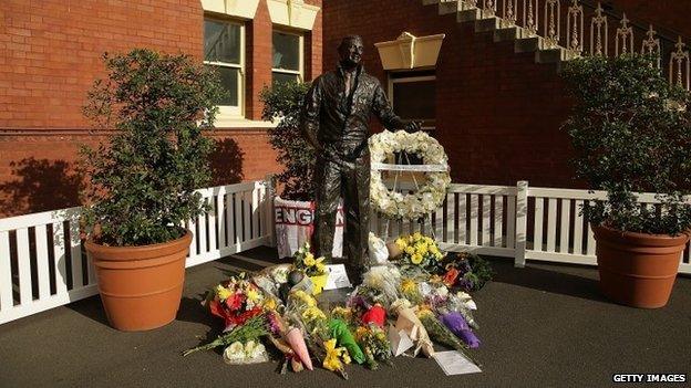 Tributes at the statue of Richie Benaud at Sydney Cricket Ground (11 April 2015)