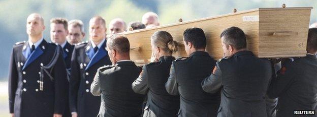 The coffin of a victim is returned to the Netherlands (24 July 2014)