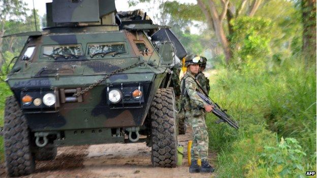 A Colombian soldier stands guard in the town of Tame, Arauca department, 25 August 2013