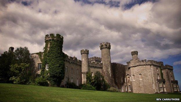 Castell Bodelwyddan: Yn ystod y Rhyfel Byd Cyntaf cafodd tŷ y castell ei ddefnyddio fel ysbyty ymadfer i filwyr clwyfedig.