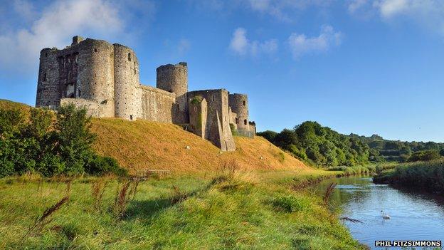 Yn ymyl y castell yn 1136 ymladdwyd Brwydr Maes Gwenllian rhwng Gwenllian, gwraig Gruffudd ap Rhys o Caeo, a Maurice de Londres. Lladdwyd y dywysoges yn y frwydr.