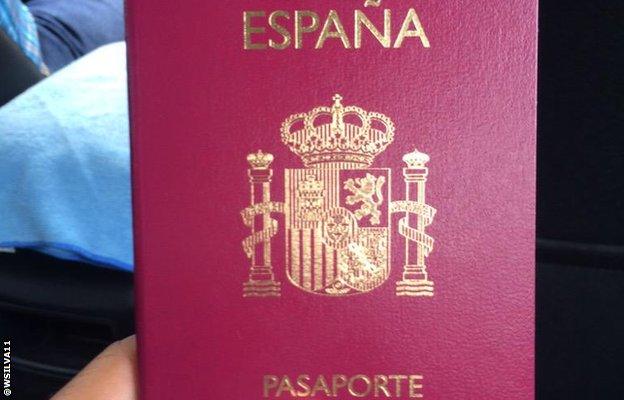 Wellington Silva tweets a picture of his new Spanish passport