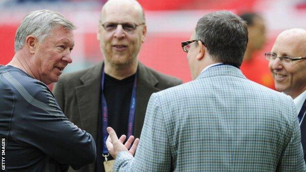 Sir Alex Ferguson talking to Avie (second left), Bryan and Joel (r) Glazer