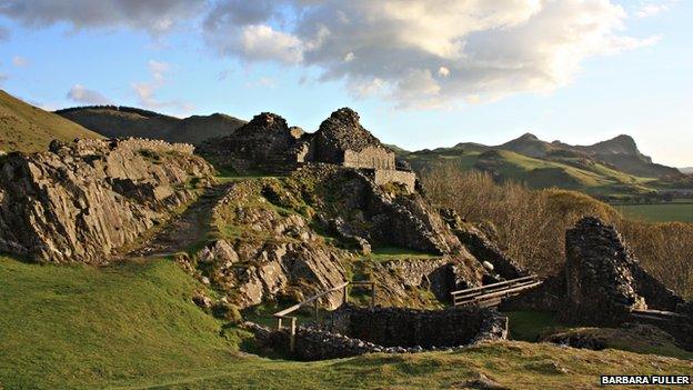 Castell y Bere: Castell Chymreig wedi ei leoli ar odre Cadair Idris ger Llanfihangel-y-pennant, Gwynedd a adeiladwyd gan Llywelyn Fawr yn y 1220au.