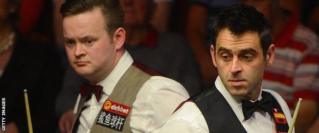 Shaun Murphy and Ronnie O'Sullivan look at the table during their World Championship meeting in 2014