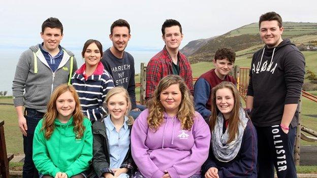 Dafydd, Sioned, Gareth, Ashley, Dewi, Osian (rhes gefn), Jodi, Lois, Erin, Gwen (rhes flaen)