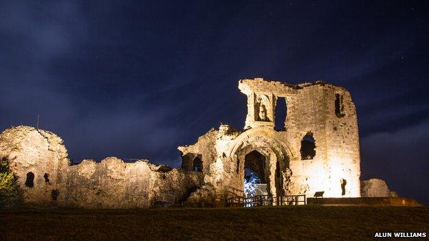 Gyda thros hanner milltir o furiau tref, mae Castell Dinbych yn gaer glasurol o oes Edward.