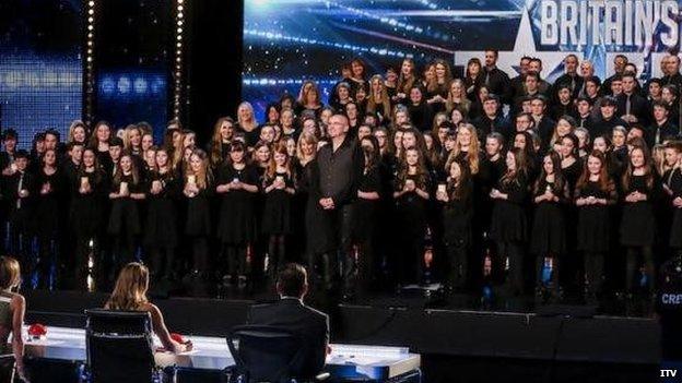 Cefin a'r côr yn derbyn clôd Simon Cowell a'i gyd-feirnaiid ar 'Britain's Got Talent'