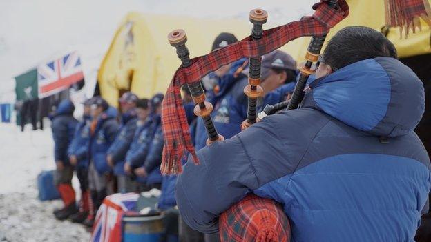 Groups gather to pay tribute at Everest base camp in a service to remember 16 sherpas killed - April 18, 2015