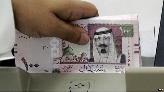 Man counts Riyal notes