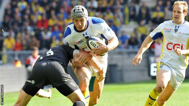 Clermont Auvergne centre Jonathan Davies takes on Saracens full-back Alex Goode during their Champions Cup semi-final