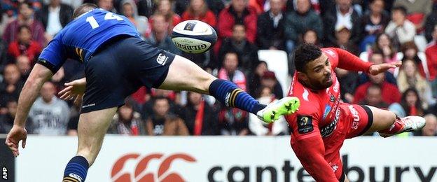 Fergus McFadden and Bryan Habana contest a kick