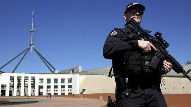 An Australian Federal Police (AFP) officer patrols in front of Parliament House in Canberra (23 September 2014)