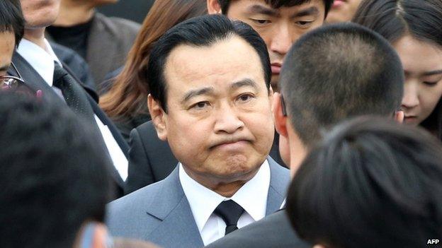 South Korean Prime Minister Lee Wan-Koo (C) reacts as he is blocked by family members of the victims of the sunken South Korean ferry Sewol outside a remembrance hall in Ansan on 16 April 2015.