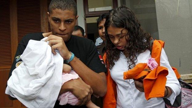 American couple Tommy Schaefer (L) and Heather Mack (R) leave prison for a Denpasar court on the Indonesian resort island of Bali 21 April 2015.