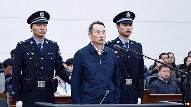 Former chairman of China National Petroleum Corp (CNPC) Jiang Jiemin (C) standing on trial in a courtroom in Hanjiang Intermediate People"s Court in Xiantao