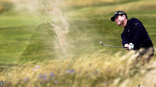 1977 Open winner Tom Watson chips out of the bunker during the 2009 championship