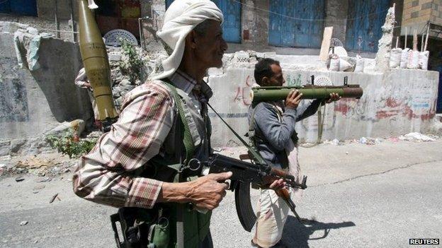 Militiamen loyal to the government take position during clashes with Houthi rebels in the Yemeni city of Taiz (21 April 2015)