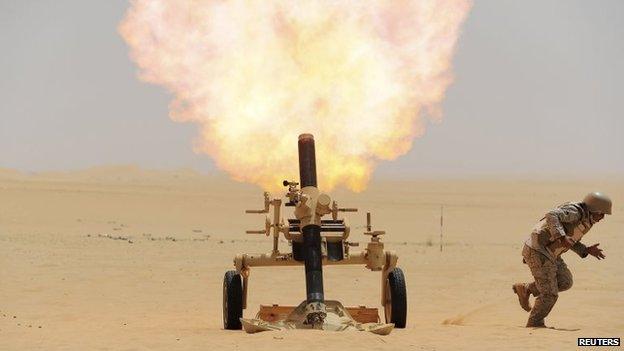 Saudi soldier fires a shell towards Houthi rebels near the Yemeni border (21 April 2015)