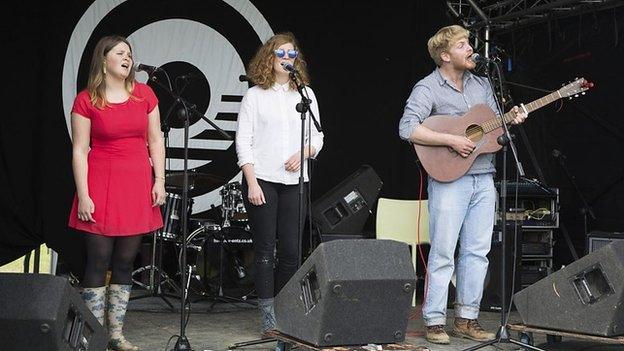 Plu yn perfformio yn yr Eisteddfod