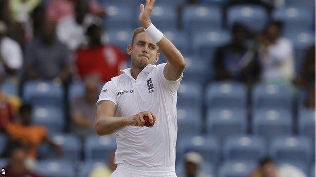 Stuart Broad bowls