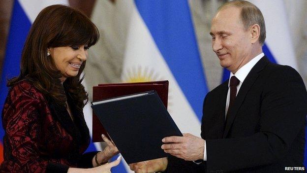 Russian President Vladimir Putin and Argentina's President Cristina Fernandez de Kirchner exchange documents during signing ceremony at the Kremlin. 23 April 2015