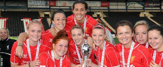 :ucy Bronze with WSL trophy