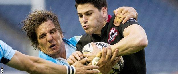 Sam Hidalgo-Clyne battles with Zebre's Andries Van Schalkwk