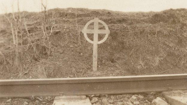 Grave of Major Benjamin Bennett Leane, 48th Battalion, Australian Imperial Force, beside a railway line at Queant Road Cemetery, Buissy, France