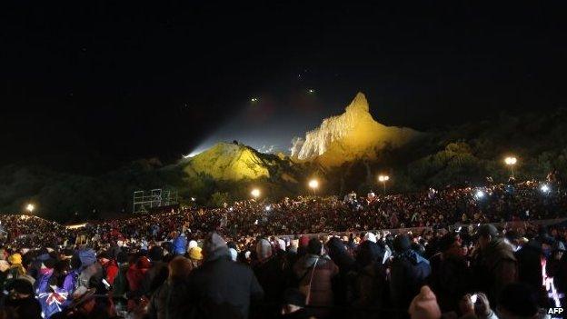 People attend the dawn service in Anzac Cove in commemoration of the Gallipoli War on the Turkish Gallipoli peninsula (25 April 2015)