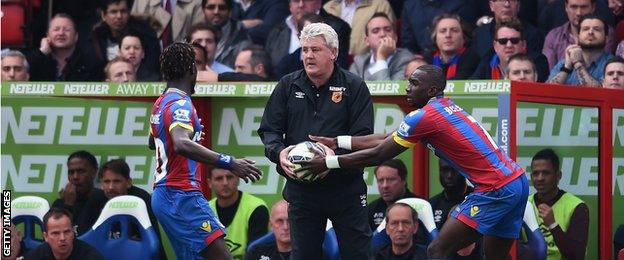 Hull City manager Steve Bruce with Crystal Palace's Yannick Bolasie