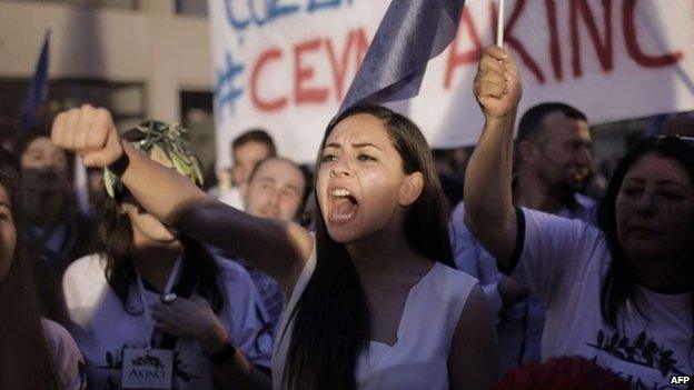 Supporters of Mr Akinci celebrate his victory in the elections in Nicosia (26 April 2015)