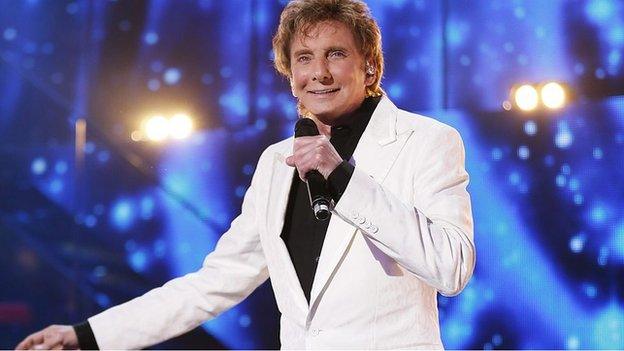 Gobeithio na fyddai Wynne yn baglu ar y llwyfan petai o'n cael cyfle i fod yn Barry Manilow am y diwrnod