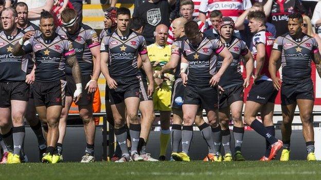 Salford Red Devils retreat after conceding a try against Leigh