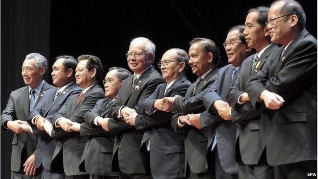 Asean leaders shake hands at the summit in Langkawi (28 April 2015)