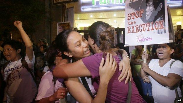 Supporters of Mary Jane Fiesta Veloso celebrate in Manila, Philippines. 29 Apr 2015