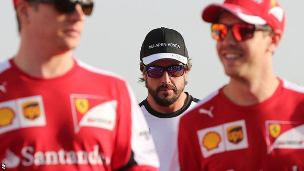 Fernando Alonso (centre)