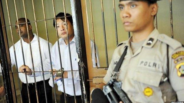 Australians Andrew Chan (C) and Myuran Sukumaran (L) stand in a holding cell in the Denpasar court in Bali in this October 8, 2010