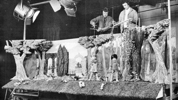 Bobyn a Siw'n cael ei ffilmio yn stiwdio'r BBC yn Broadway, Caerdydd