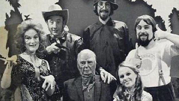 Taid (yn y canol) gyda gweddill cast Teliffant