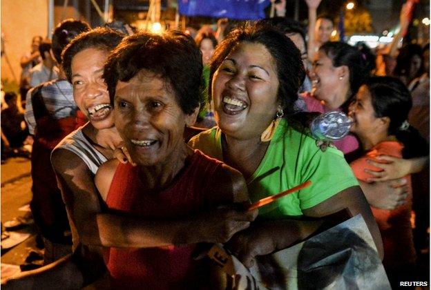 Activists react after it was announced that the execution was delayed for death row prisoner Mary Jane Veloso, during a vigil outside Indonesian embassy in Makati, Philippines 29 April 2015