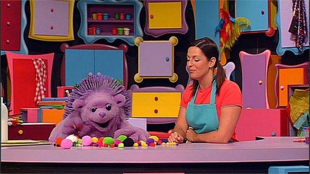 Defi Draenog gyda Lowri Williams ar y rhaglen Dwdlam ar Cyw